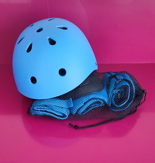 Casco y protecciones niño, azul