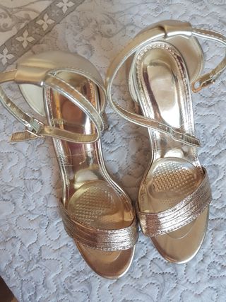Sandalias tacón dorado