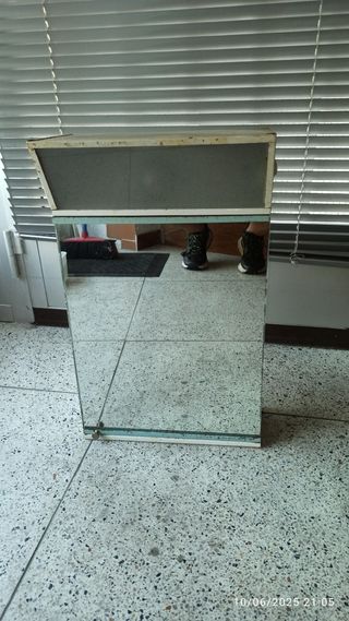 Mueble espejo con luz.