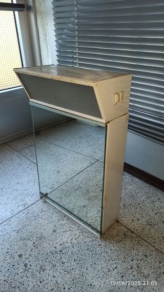 Mueble espejo con luz.