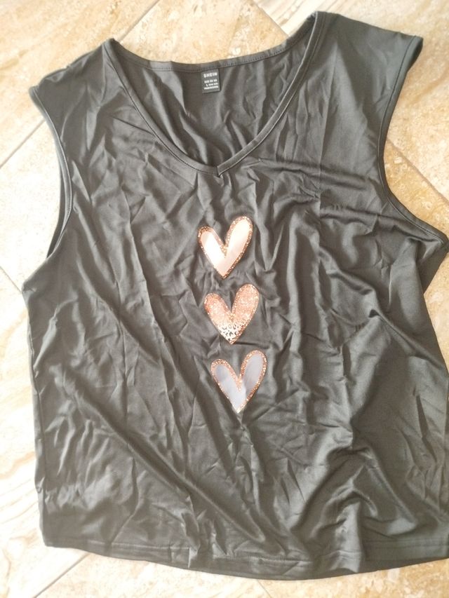 Camiseta negra SHEIN c/corazones - L
Es XL