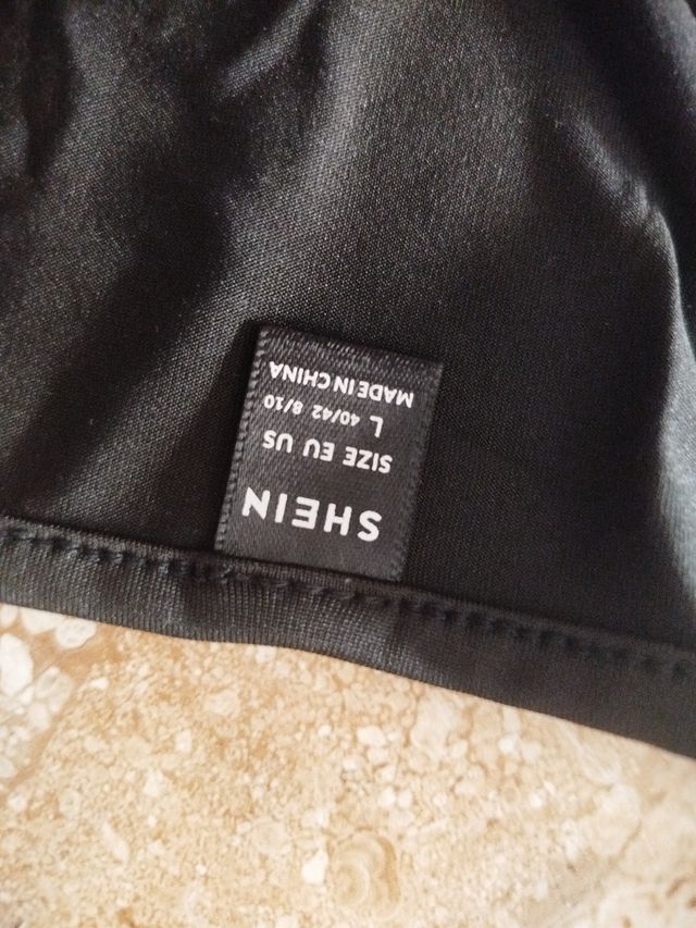 Camiseta negra SHEIN c/corazones - L
Es XL