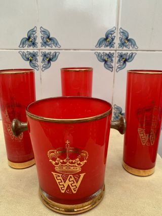 CUBITERA y 3 VASOS vintage rojos