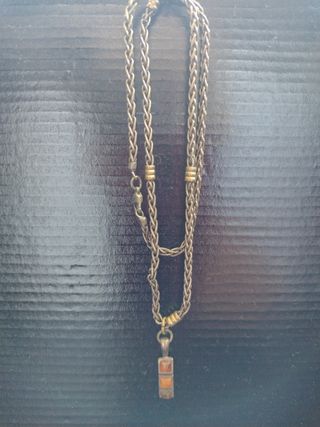 Collares dorados y plateados