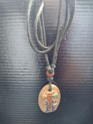 Collares dorados y plateados