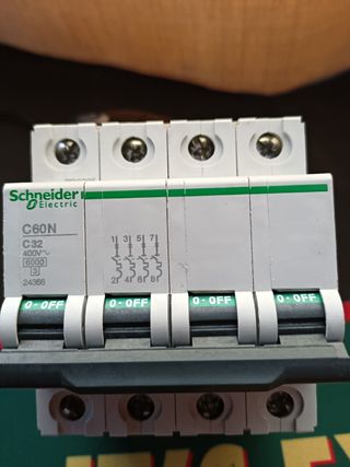 Interruptor automático Schneider A9F79450 50A