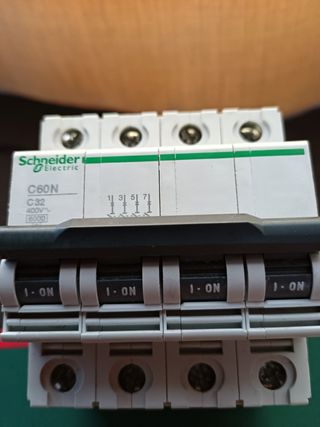 Interruptor automático Schneider A9F79450 50A