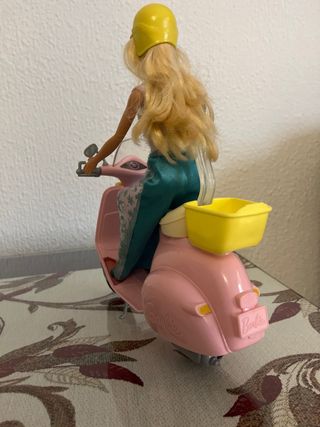 Moto Vespa Barbie + Casco+ Muñeca
