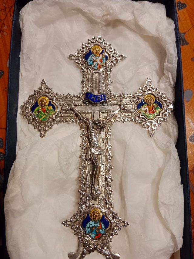 Croce religiosa in argento smaltato