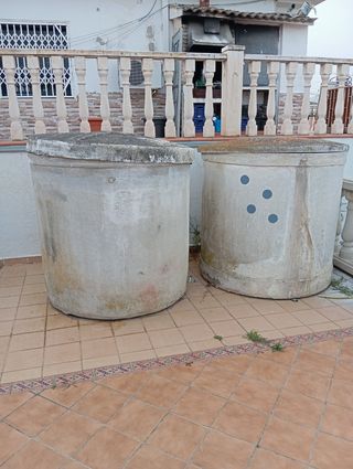 2 bidones agua 2000L hormigón