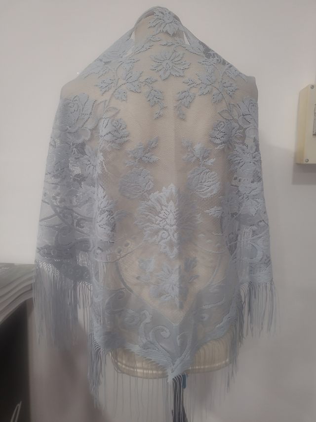 Chal gris en guipur