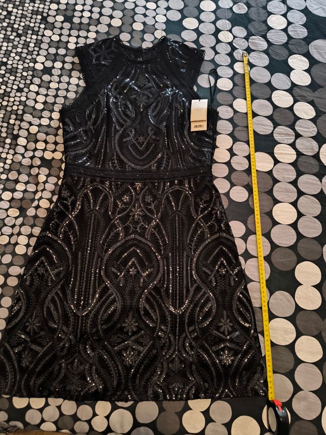 Abito nero da festa con paillettes