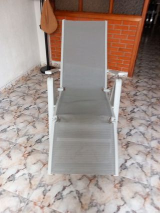 Tumbona Gris y Blanca Plegable
