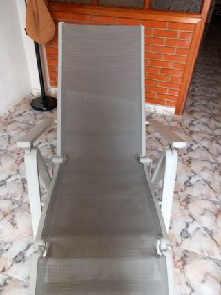Tumbona Gris y Blanca Plegable