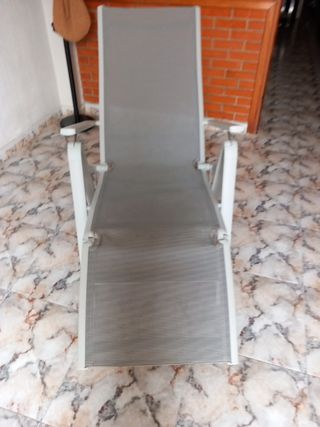 Tumbona Gris y Blanca Plegable