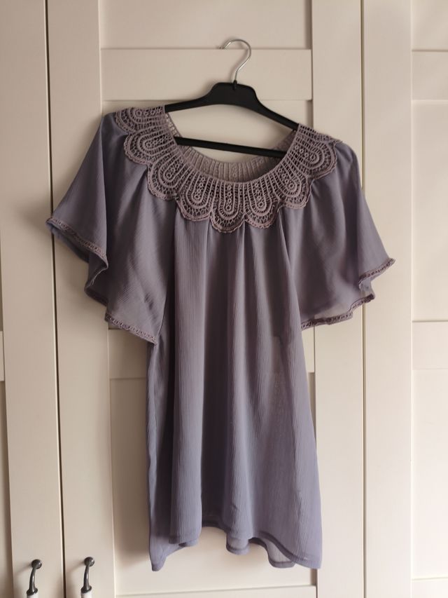 Blusa gris  con encaje