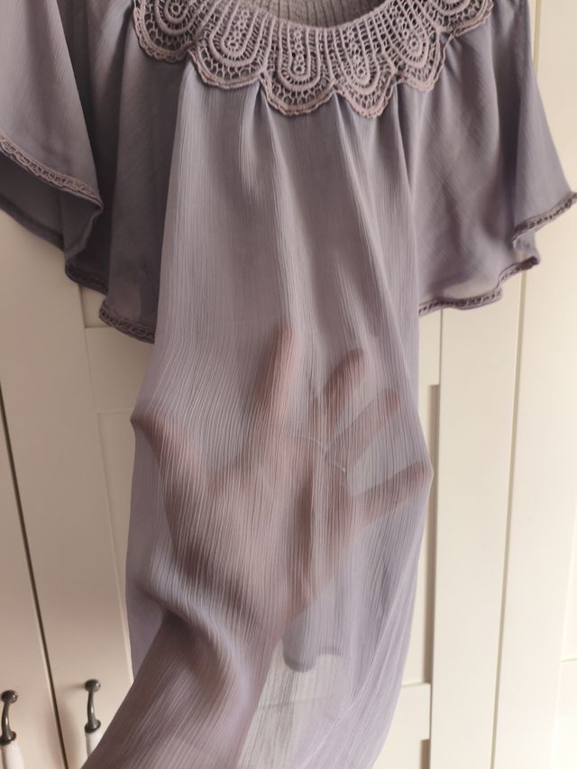 Blusa gris  con encaje