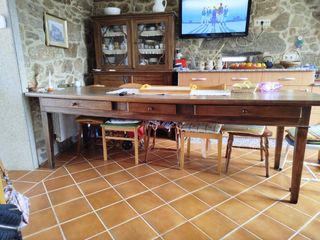 Mesa antigua de madera de castaño maciza