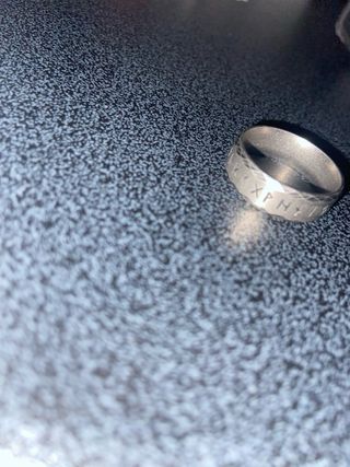 Anello con Rune nordiche incise Acciaio Inox opaco