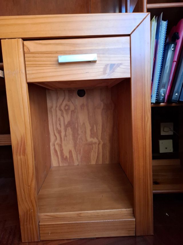 Escritorio madera + estantería de regalo