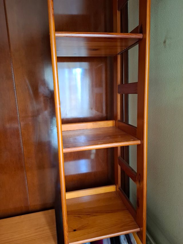 Escritorio madera + estantería de regalo