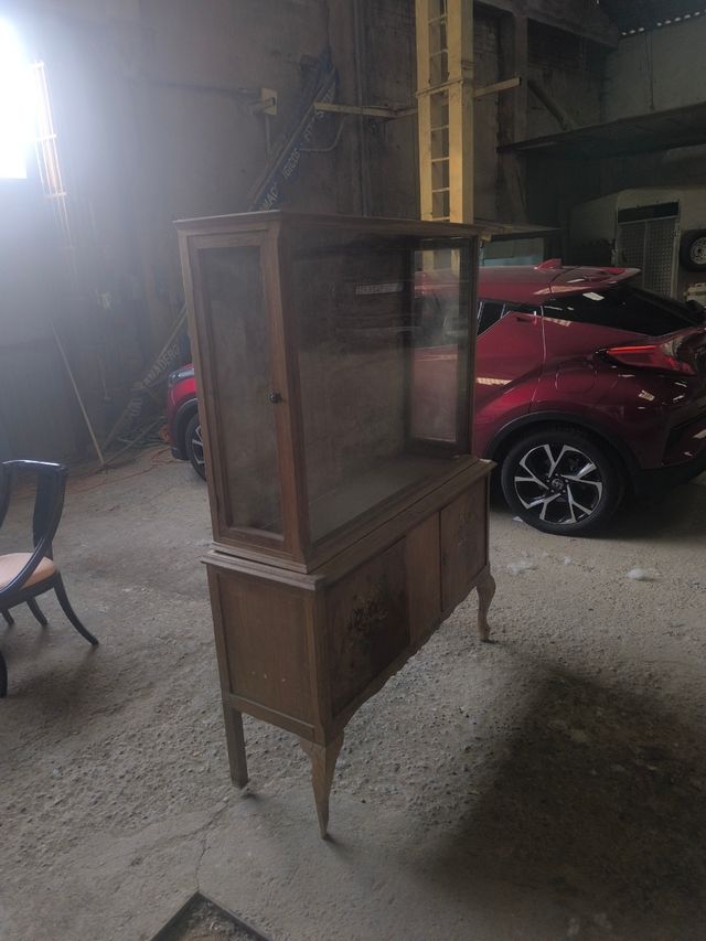 Vitrina Antigua de Madera con Cristal.