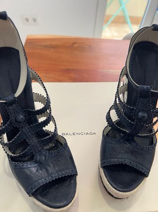 Sandalias cuña Balenciaga azul marino. nuevas.