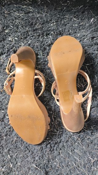 Sandalias tacón dorado beige. Para eventos