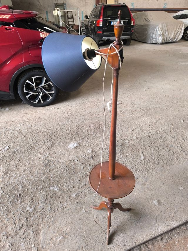 Lampara pie madera antigua