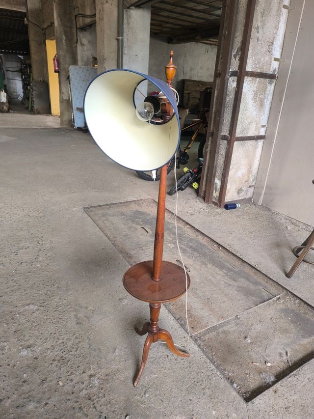 Lampara pie madera antigua