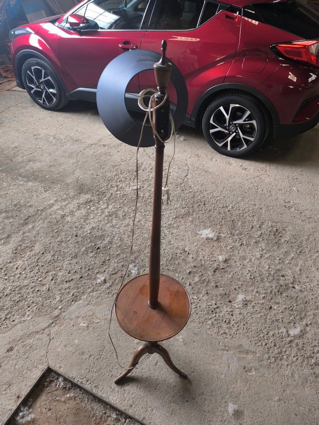 Lampara pie madera antigua