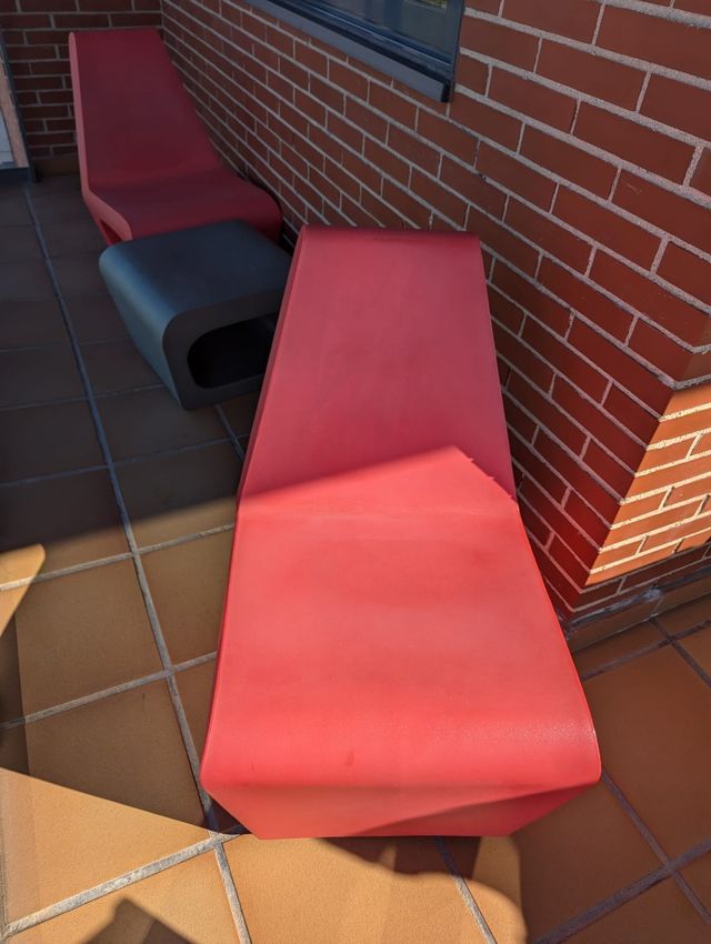 2 butacas terraza rojas + mesita