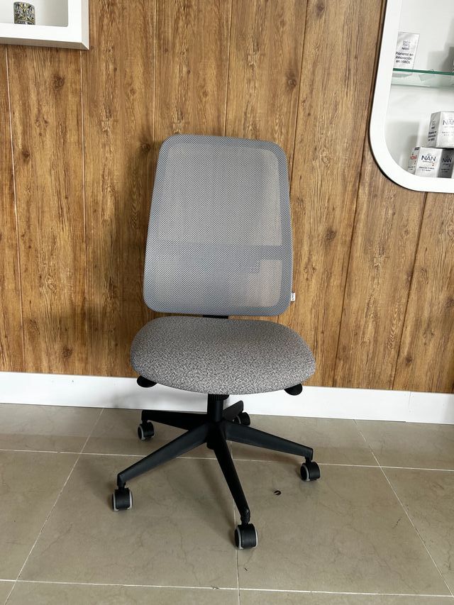 Cadeira cinza, encosto de rede, nova