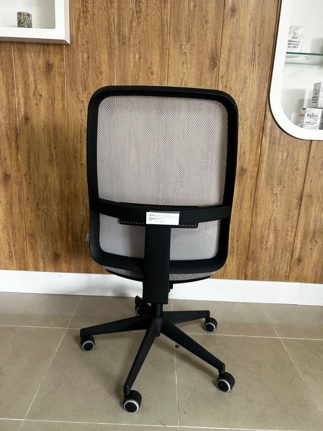 Cadeira cinza, encosto de rede, nova