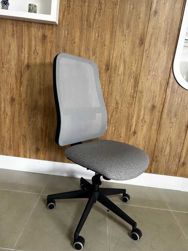 Cadeira cinza, encosto de rede, nova