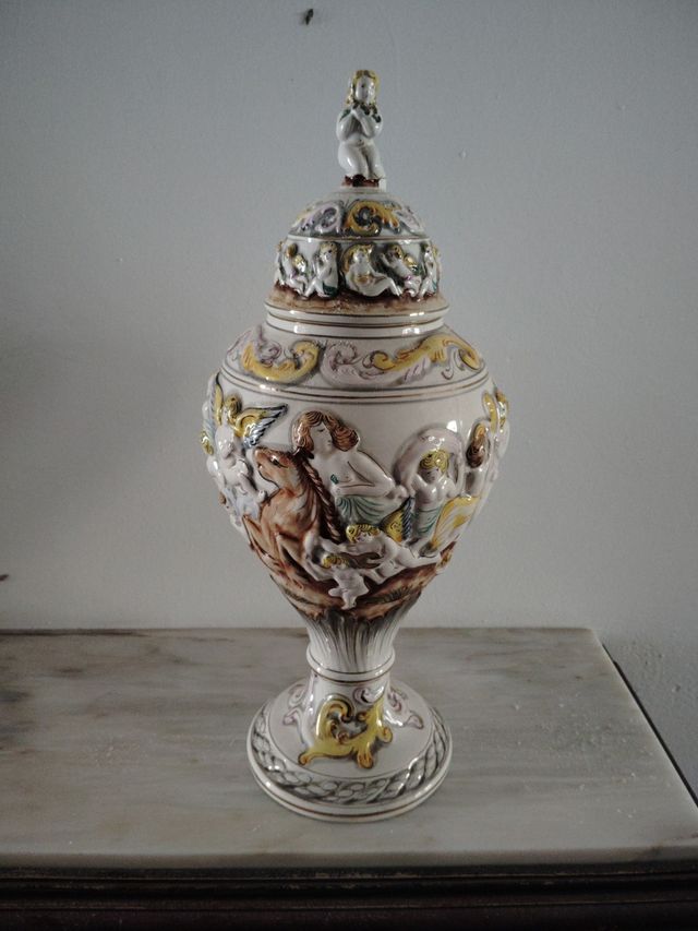 Jarrón de cerámica blanco y dorado