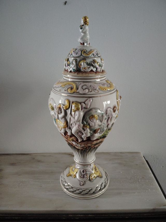 Jarrón de cerámica blanco y dorado