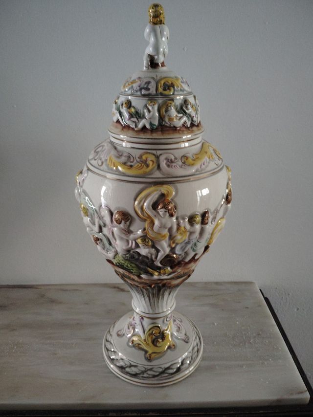 Jarrón de cerámica blanco y dorado