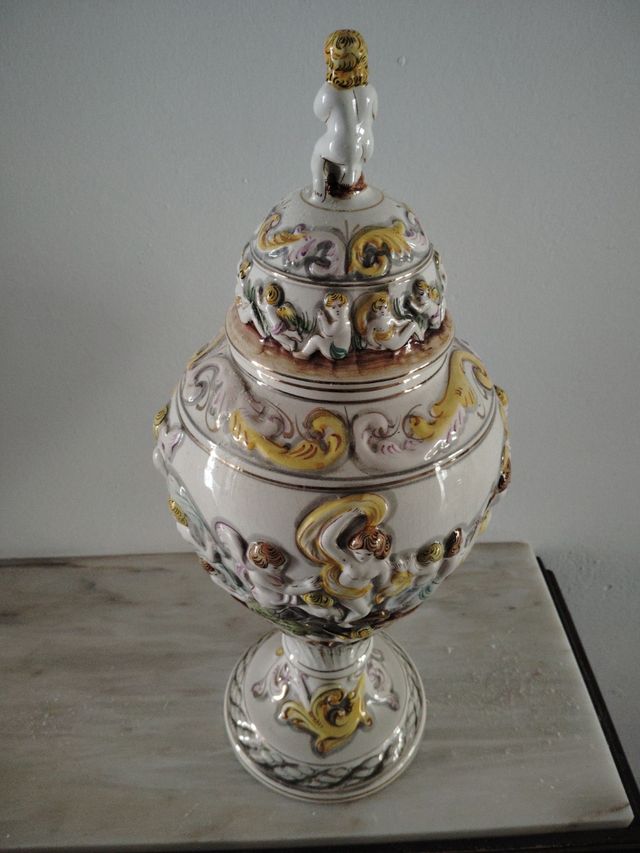 Jarrón de cerámica blanco y dorado