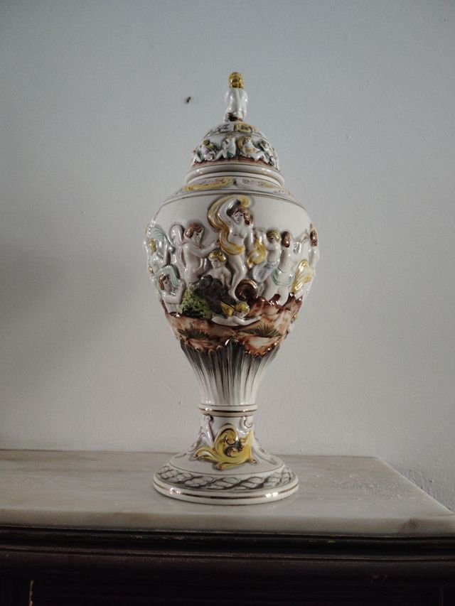 Jarrón de cerámica blanco y dorado