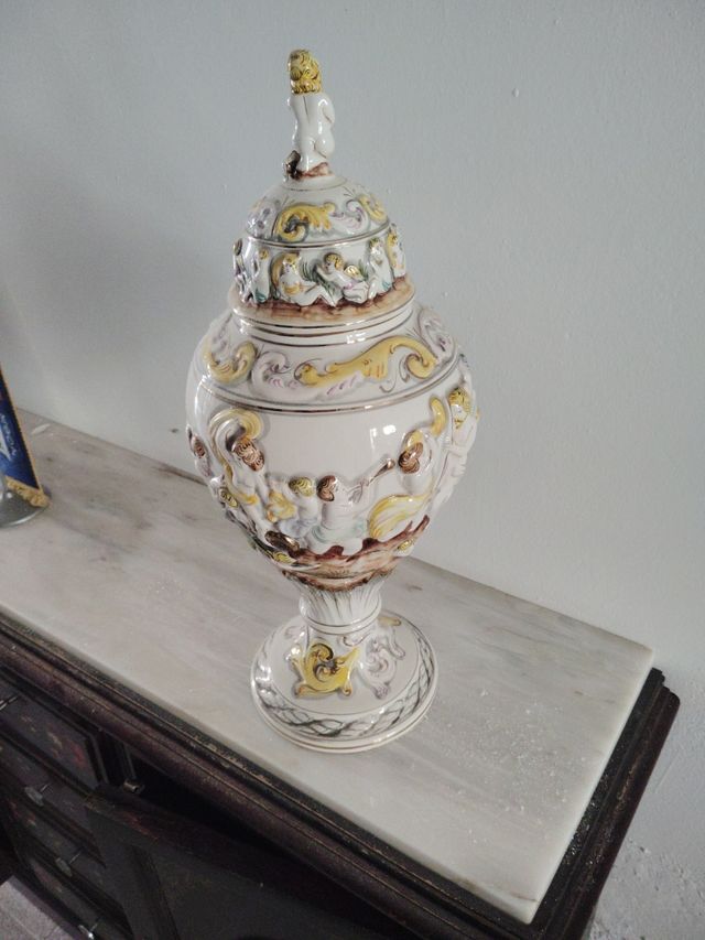 Jarrón de cerámica blanco y dorado