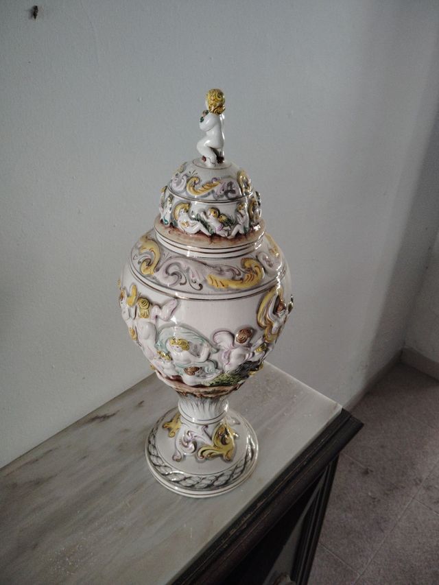 Jarrón de cerámica blanco y dorado