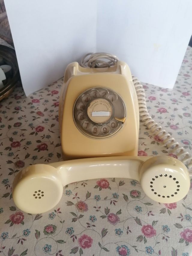 Teléfono antiguo CTNE beige