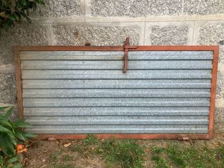 Puerta de hierro con chapa metálica
