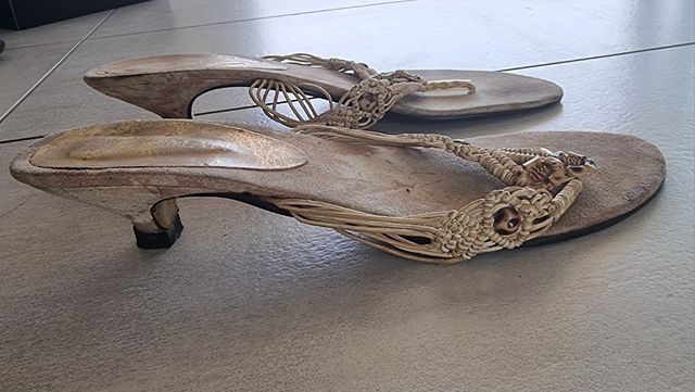 Sandali infradito beige con tacco 