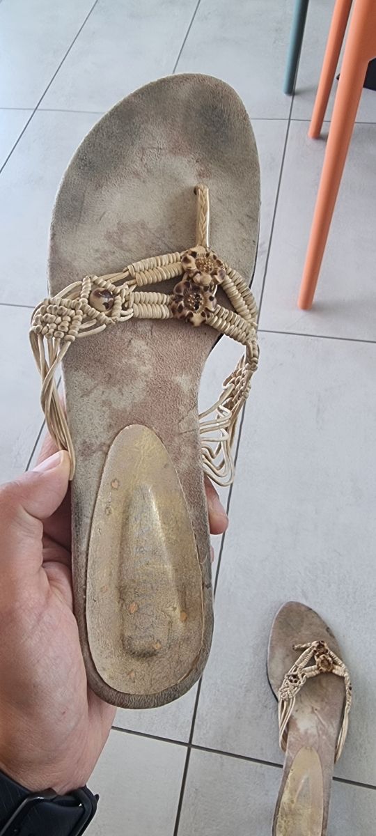 Sandali infradito beige con tacco 