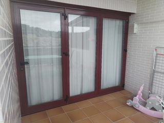 Ventana abatible 3 hojas - Burdeos