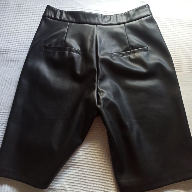 Bermudas polipiel negras