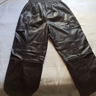 Pantalones cargo polipiel negros