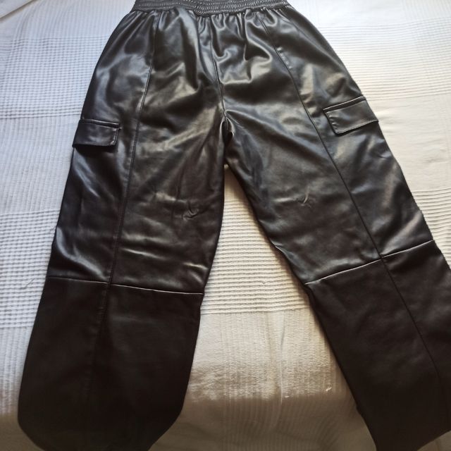 Pantalones cargo polipiel negros
